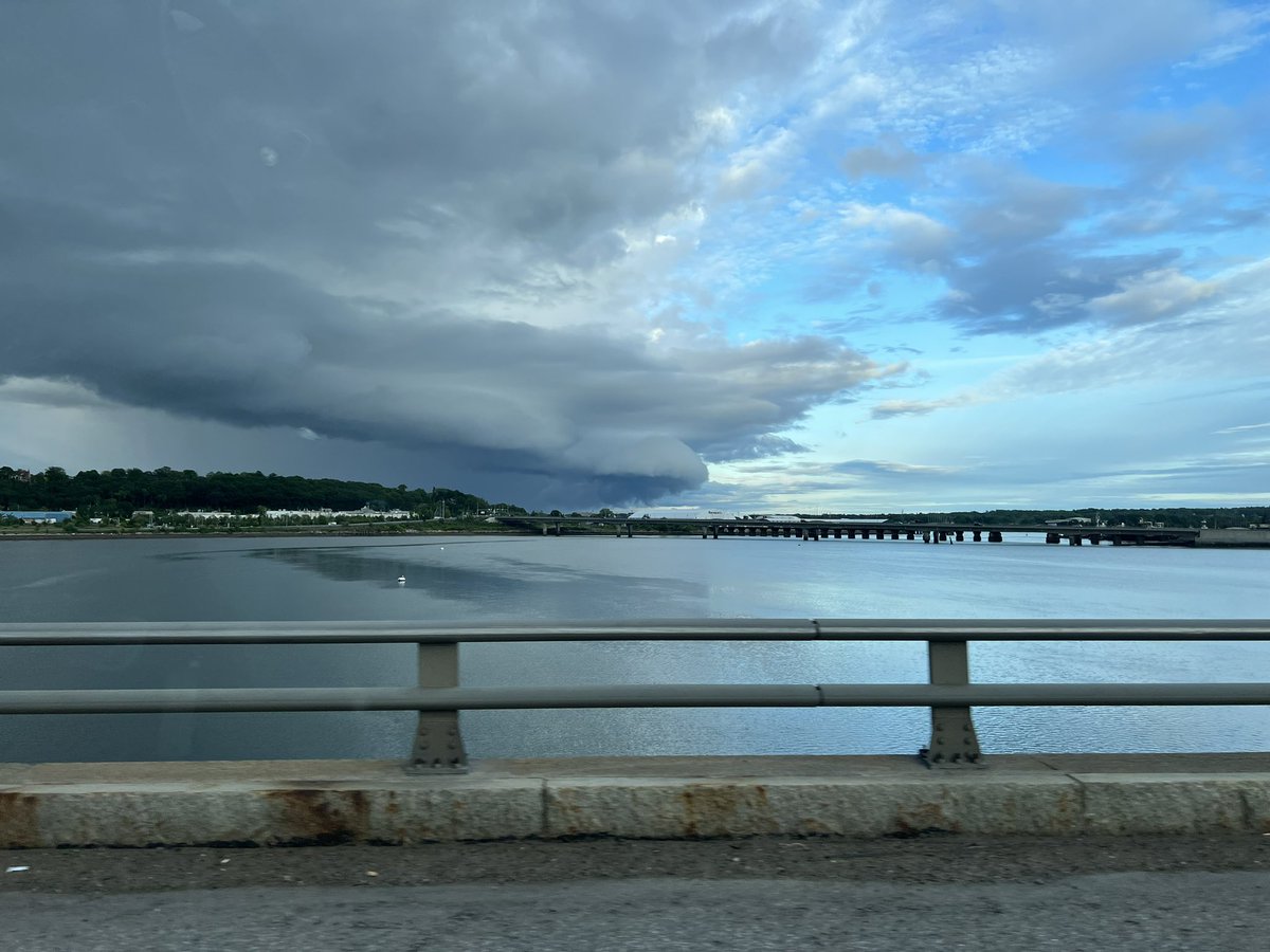 Some cool sky pics from this evening .  #MyMaine #MEWX @CharlieWGME