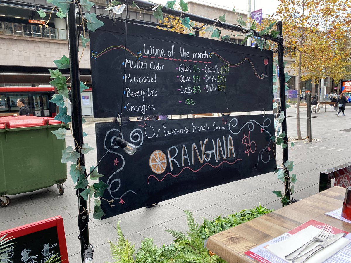 kevinshlee's tweet image. Last week #fourfrogs #crêperie