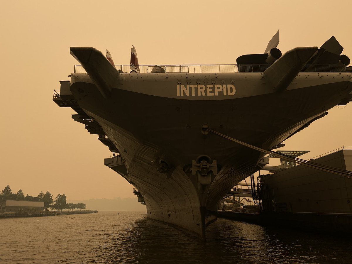 IntrepidMuseum's tweet photo. New York City at 2pm. 😳

Stay safe everyone.  #AirQualityAlert #Manhattan #IntrepidMuseum #smoke https://t.co/26vVjjNi8y
