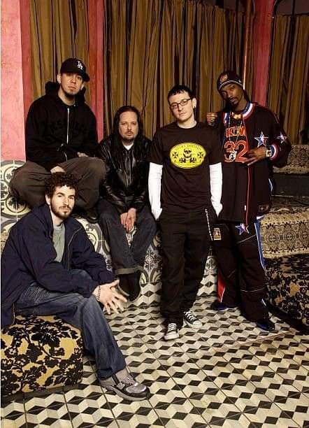 numetal_moment's tweet photo. Jonathan Davis, Chester Bennington, Brad Delson, Mike Shinoda, and Snoop Dogg https://t.co/PomEhyz498