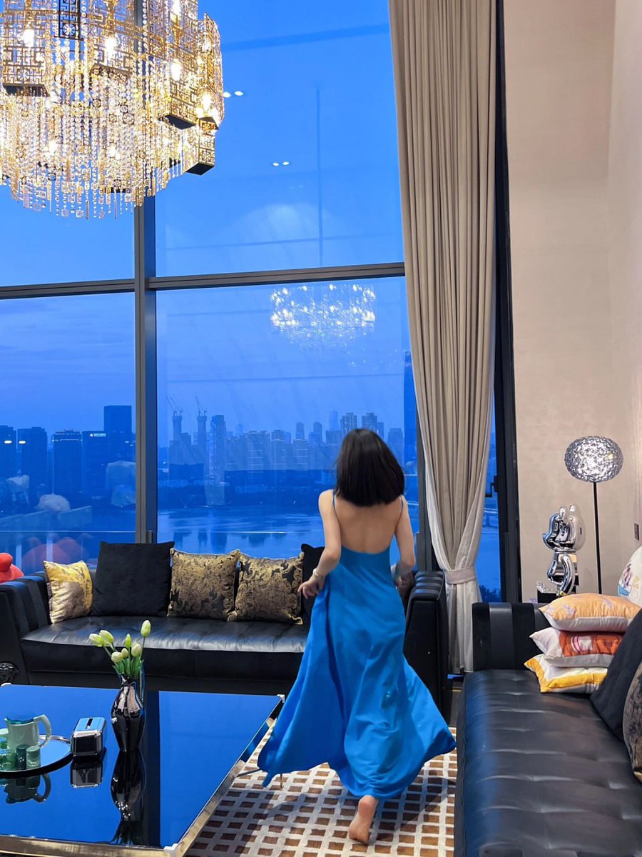 tareqmayn's tweet image. Don't you think I look so beautiful in blue?? 2years memories while I have a short hair.. 🪻👗#Princesshouse #shorthaircut