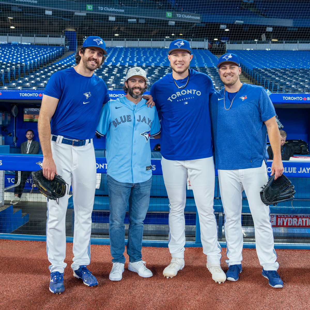 BlueJays's tweet photo. Welcome home, @ahadwingolf 🇨🇦 

Good luck at the Canadian Open! https://t.co/62rS0xX8kW