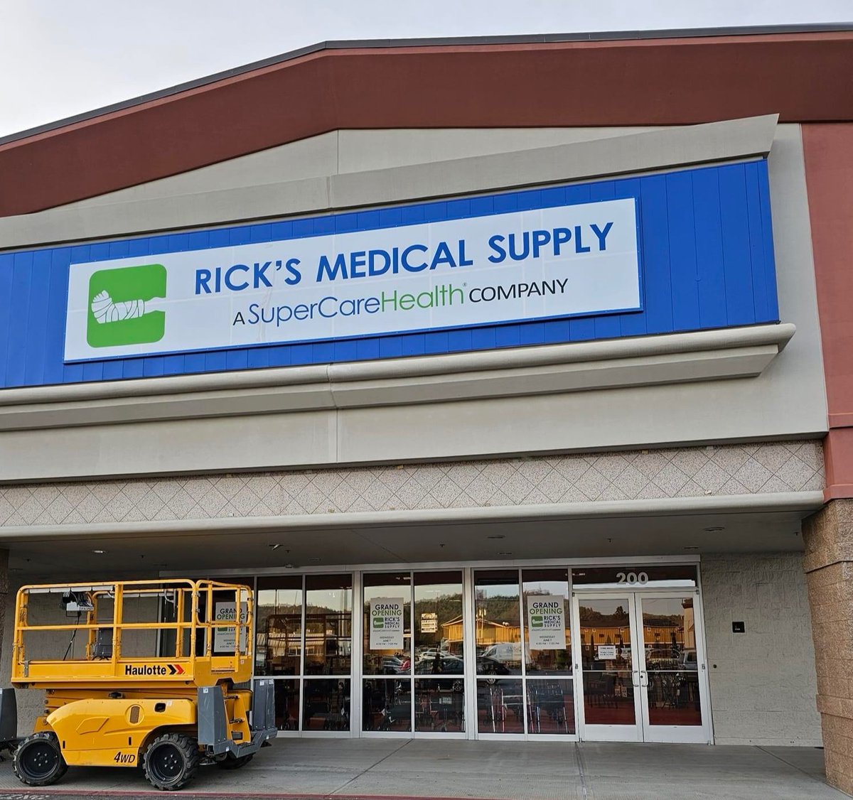 SuperCareHealth's tweet photo. 🌟 Introducing the new Rick's Medical Supply store in Roseburg, Oregon! Take a sneak peek into our inviting space, equipped with the latest medical equipment and a wide range of quality products. Come visit us today!

#RMS #RicksMedicalSupply #Roseburg #Oregon #SuperCareHealth https://t.co/YDzatrStBY