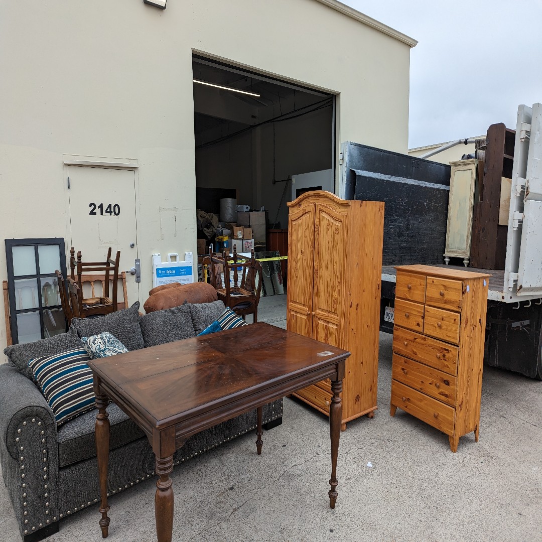 Furniture donation drop off at Habitat for Humanity ReStore. #resupply #Brothers #removal #call #wegotyourback #today #furniture #goodwill #donations #sameday #ecofriendly #appliance #ondemand #furniture #affordable #recycling #costamesa #sanjuancapistrano #santaana #lagunabeach