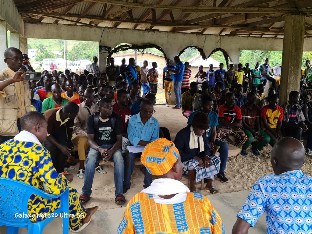 Tonyakumu's tweet photo. Day3 of the 1 Week mission on Burkinabe arrivals in Liberia in River Gee County where we met at least 200 Burkinabes who have reached Liberia since March this year. Serious needs for their livelihoods, Shelter &amp; documents. Environment/land use among the key concerns from the GoL https://t.co/K8SsBxzlAm