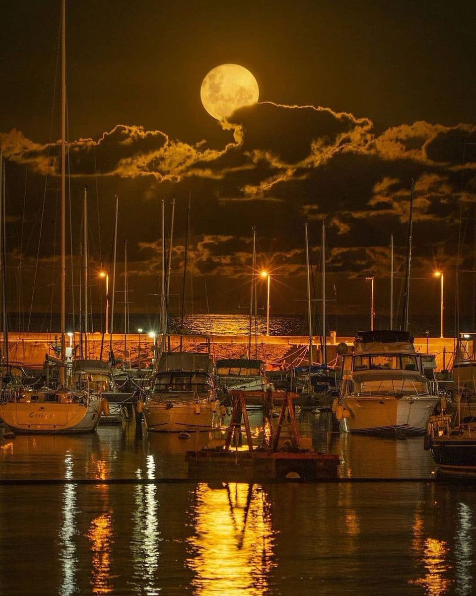 Luna llena en el mar ⛴️🌙
📍Puertito del Buceo, Montevideo.