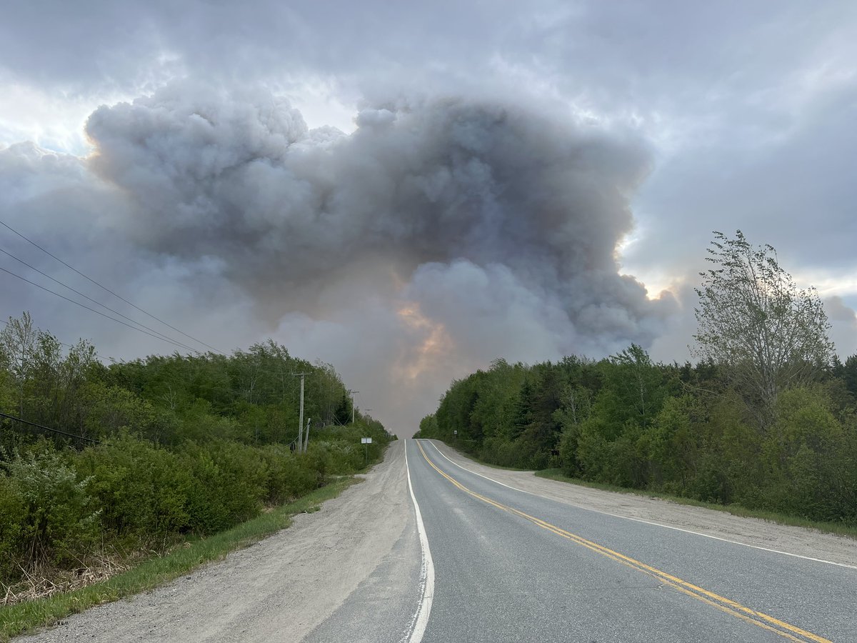 Le feu est maintenant à 500m de Normétal, la situation est critique. #noovoinfo #abitibiouest