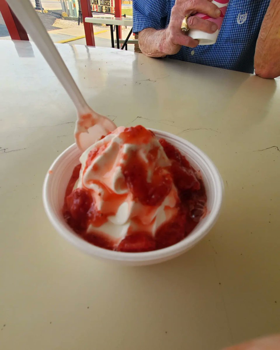pe_davis1's tweet photo. Final stop before hitting the hotel. Finally crossed a stop at St.
Henry Dairy Dream off the bucket list. Good stuff. A small strawberry sundae on my side and a medium banana milkshake for Pops.
#supportthosethatsupportracing #supportlocal #supportsmallbusinessowners https://t.co/GY5FZwddS5