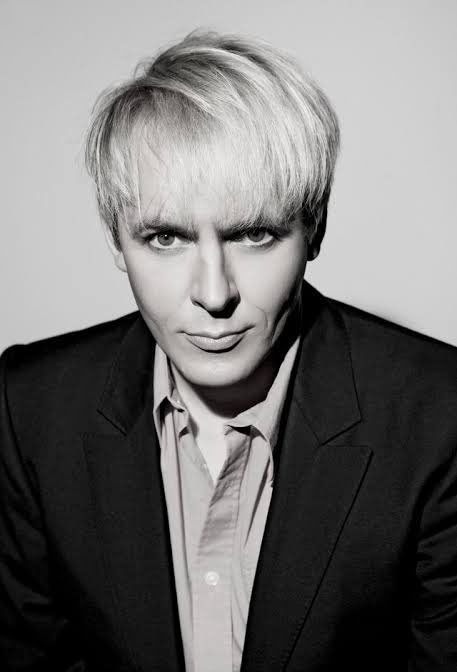 O mágico dos botões, o responsável pela sala de controle.

Happy birthday, Nick Rhodes! 