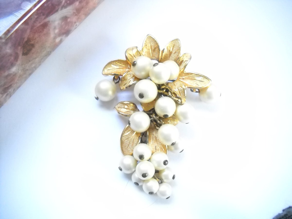 find_charlotte's tweet photo. Excited to share the latest addition to my #etsy shop: Vintage Brooch Dangling Pearls Gold Tone Metal Leaves Articulated 1950 1960 Mid Century Statement Brooch https://t.co/qZBqDUva9u #gold #birthday #christmas #plantstrees #white #unisexadults #no #midcentury #vintage https://t.co/hZHCz3LcWG