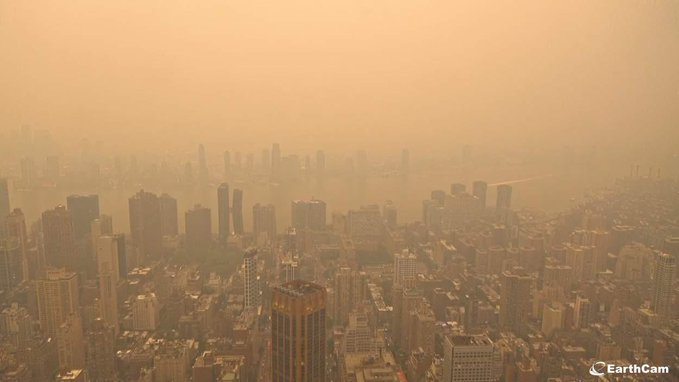 EderWinka's tweet photo. #BREAKING: New footage from the George Washington Bridge (connecting New Jersey and New York City) of the toxic smoke now enveloping the northeast, as dozens of wildfires burn uncontrolled across Canada. #BreakingNews https://t.co/N5Jjeynv6Q