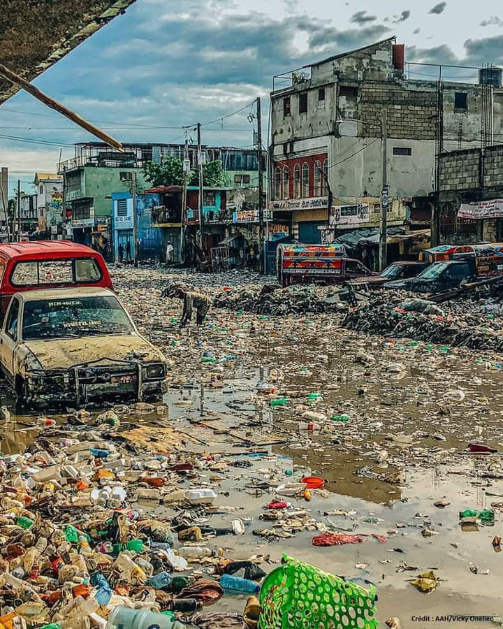 Sezon siklòn lan fenk kòmanse. Pa gen okenn preparasyon ki fèt pou evite malè. Fatra pa ranmase, kannal pa netwaye alevwa pou travay ki pi konplèks.
Mal sele k ap toujou foule.
Dirijan #sangwenn yo kanpe an mòd #manfouben 
Foto a se Gran Ri Pòtoprens. M resevwa li sou WA.