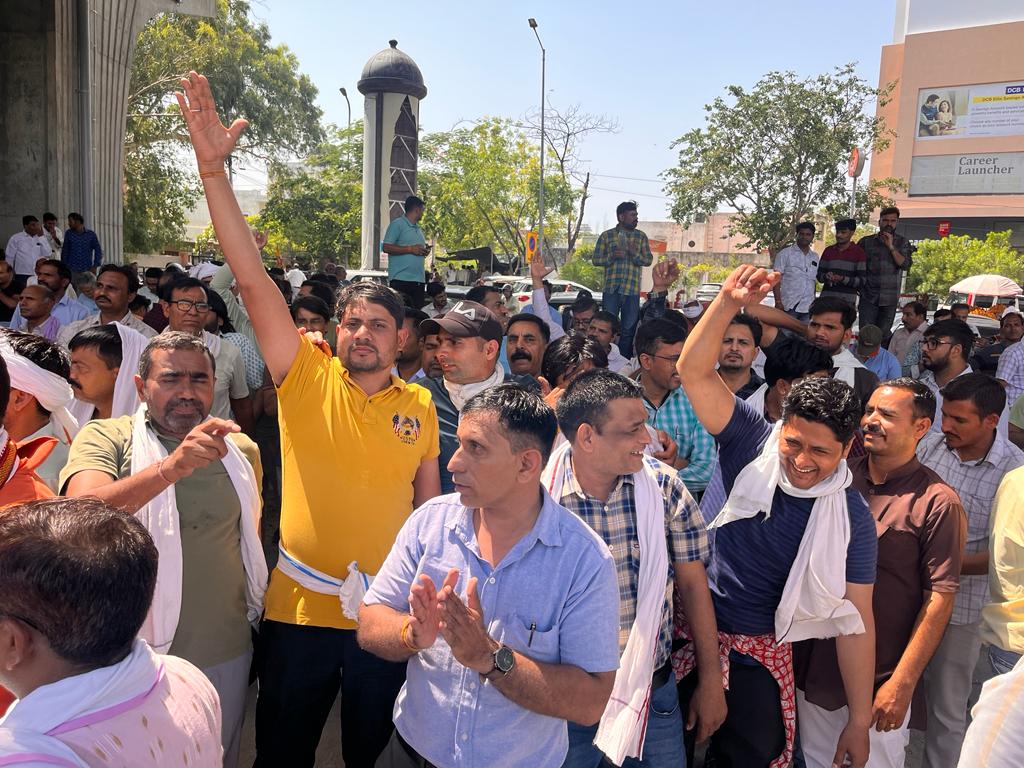 Amitgupta9888's tweet photo. धर्मेंद्र राठौड़ के घर जा रहे हैं बाबूओं को पुलिस द्वारा गिरफ्तार किया गया, बाबू एकता जिंदाबाद, हम हमारा हक़ ले कर रहेंगे https://t.co/2uBL0SWO8h