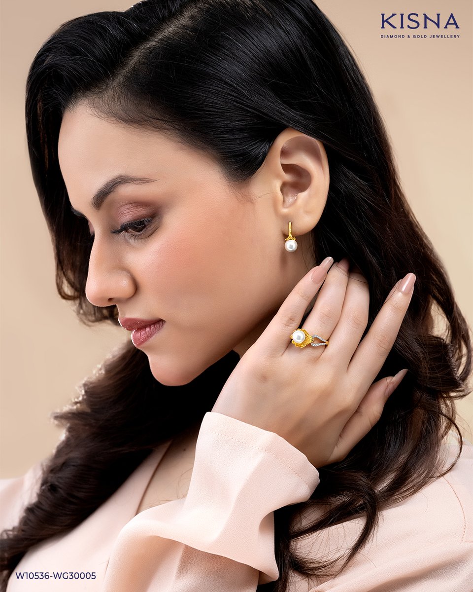 kisnaindia's tweet photo. Add some Pearl-like perfection to your workwear with a touch of sparkle. โจ#TeriRoshniHunMain
Visit https://t.co/mVIvjmhkis, explore the KISNA workwear collection today!
#Kisna #WorkwearCollection #KisnaDiamondJewellery #KisnaDiamondandGoldJewellery #GoldRing #DiamondRing #GoldEarring #DiamondEarring
