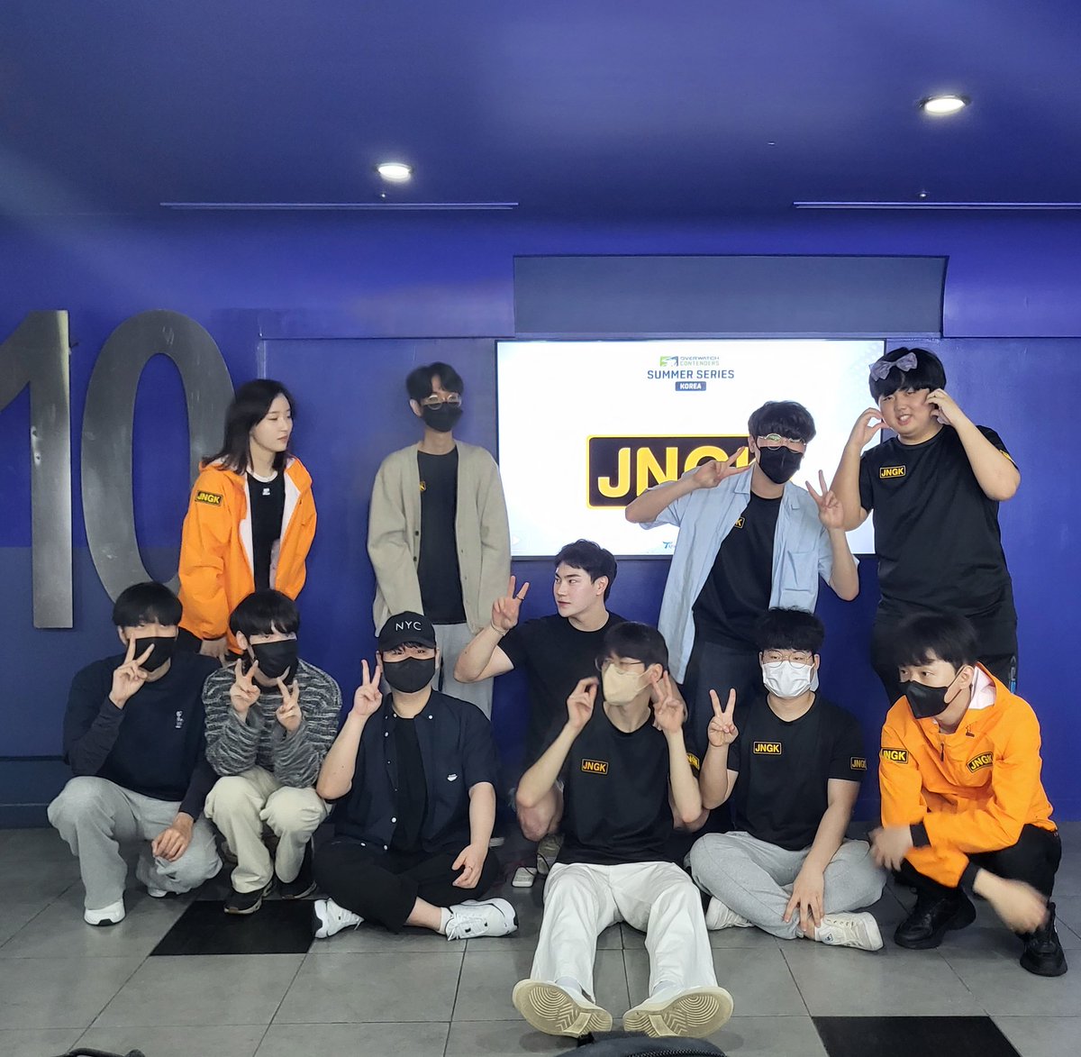 JNGK_OVERWATCH's tweet photo. [JNGK 선창자 모집]
안녕하세요.
6/10(토) ODH전 선창자를 모집합니다 !
복수 세트 지원 가능하시며 선창을 원하시는 분께서는 쪽지로 원하시는 날짜와 세트 말씀해 주시면 감사하겠습니다 !
문의 디스코드 DM : Chroa#1844 
트위터 쪽지 : @Chroa_ow https://t.co/Kp6JzoGTUt