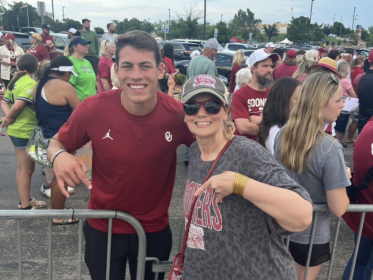 Met @Generalbooty10 during the lightening delay.  Pretty sure we're besties now. He was super sweet with all of the crazies (me).  86 Days until it's Football Time In Oklahoma!  #ThanksBooty #BoomerSooner #WCWS