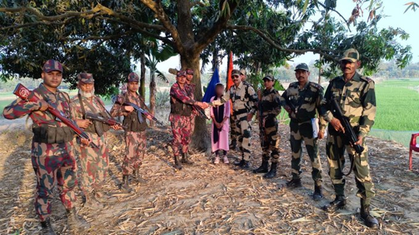 SahilKh83593460's tweet image. #AlertBSFtroops handed over a Bangladeshi teen to her parents through Border Guard Bangladesh as a #Good will gesture. She ran away from her Home to pursue her dream of becoming singer with a hope of better opportunities in India. #IndiaBangladesh