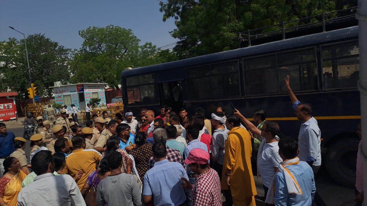 Rajnichoudhary_'s tweet photo. धर्मेंद्र राठौड़ के घर जा रहे हैं बाबूओं को पुलिस ने रोका

@ashokgehlot51
@LalitaKawa88523 @Rkk93580656 @babuji_prem @Rajnichoudhary_  @Iampankajjeph @SarkariBabu21 @PankajJangir_ @Deepali87281985 @Yukta_Sharma_YS @BHAWANI38295099 @Bheemraj1971 @DeepakM81065487 @BANSIDHARGURJ14 https://t.co/KsDJ6xM9fy