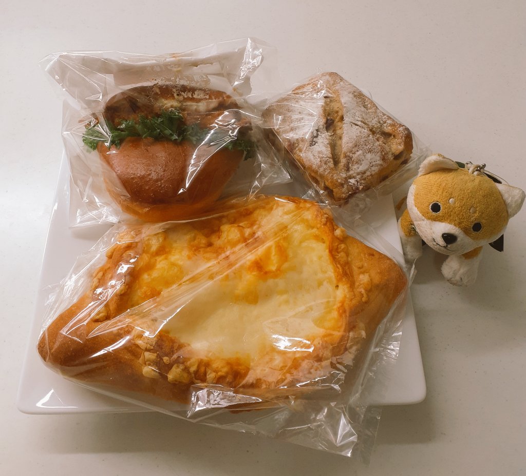 昼飯昼食🍴母が買ってきてくれました～😍🎵パン🍞色々💕ポッカサッポロ✨じっくりコトコト🥦ブロッコリーチーズポタージュ🧀