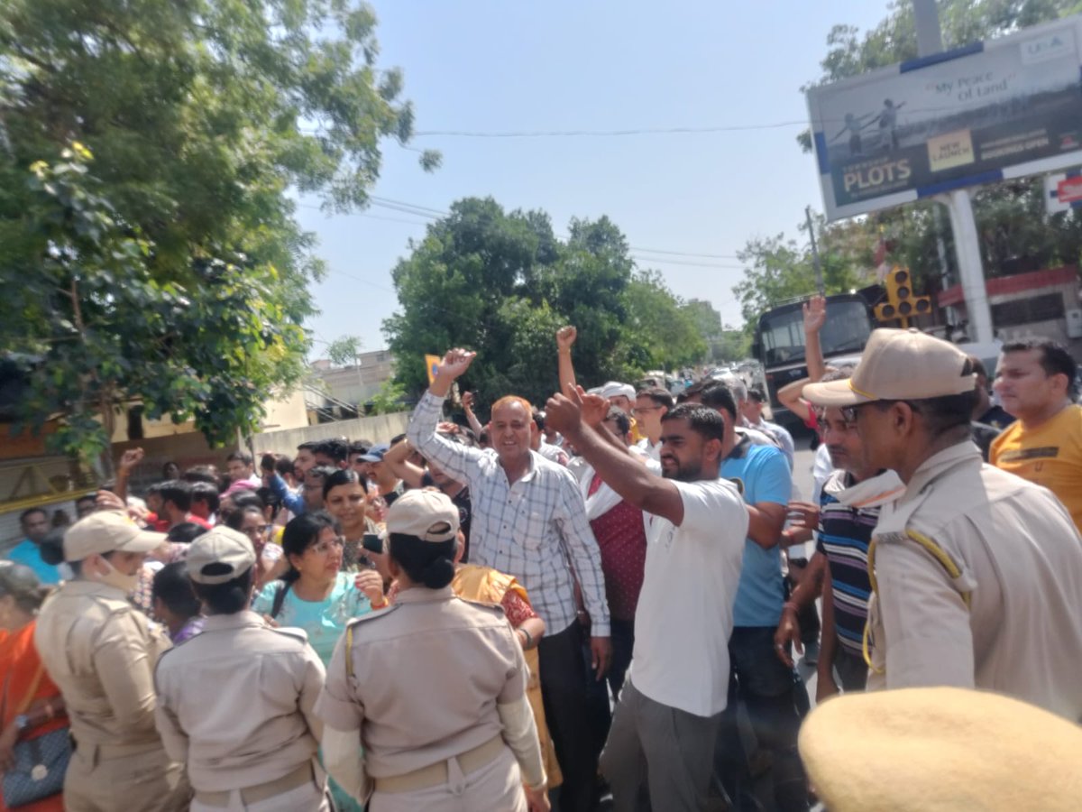 Rajnichoudhary_'s tweet photo. धर्मेंद्र राठौड़ के घर जा रहे हैं बाबूओं को पुलिस ने रोका

@ashokgehlot51
@LalitaKawa88523 @Rkk93580656 @babuji_prem @Rajnichoudhary_  @Iampankajjeph @SarkariBabu21 @PankajJangir_ @Deepali87281985 @Yukta_Sharma_YS @BHAWANI38295099 @Bheemraj1971 @DeepakM81065487 @BANSIDHARGURJ14 https://t.co/KsDJ6xM9fy