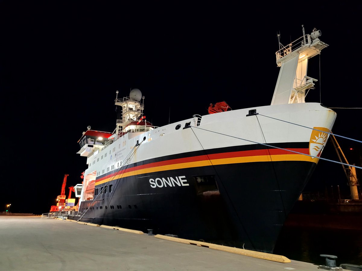 alantbaxter's tweet photo. Happy #WorldOceanDay from the R/V Sonne, currently traversing the Coral Sea on its way to the New Ireland Basin for #SO299 #dynamet. Updates will be posted at https://t.co/KVt3kWOHHP. https://t.co/ES1ibxZV2x
