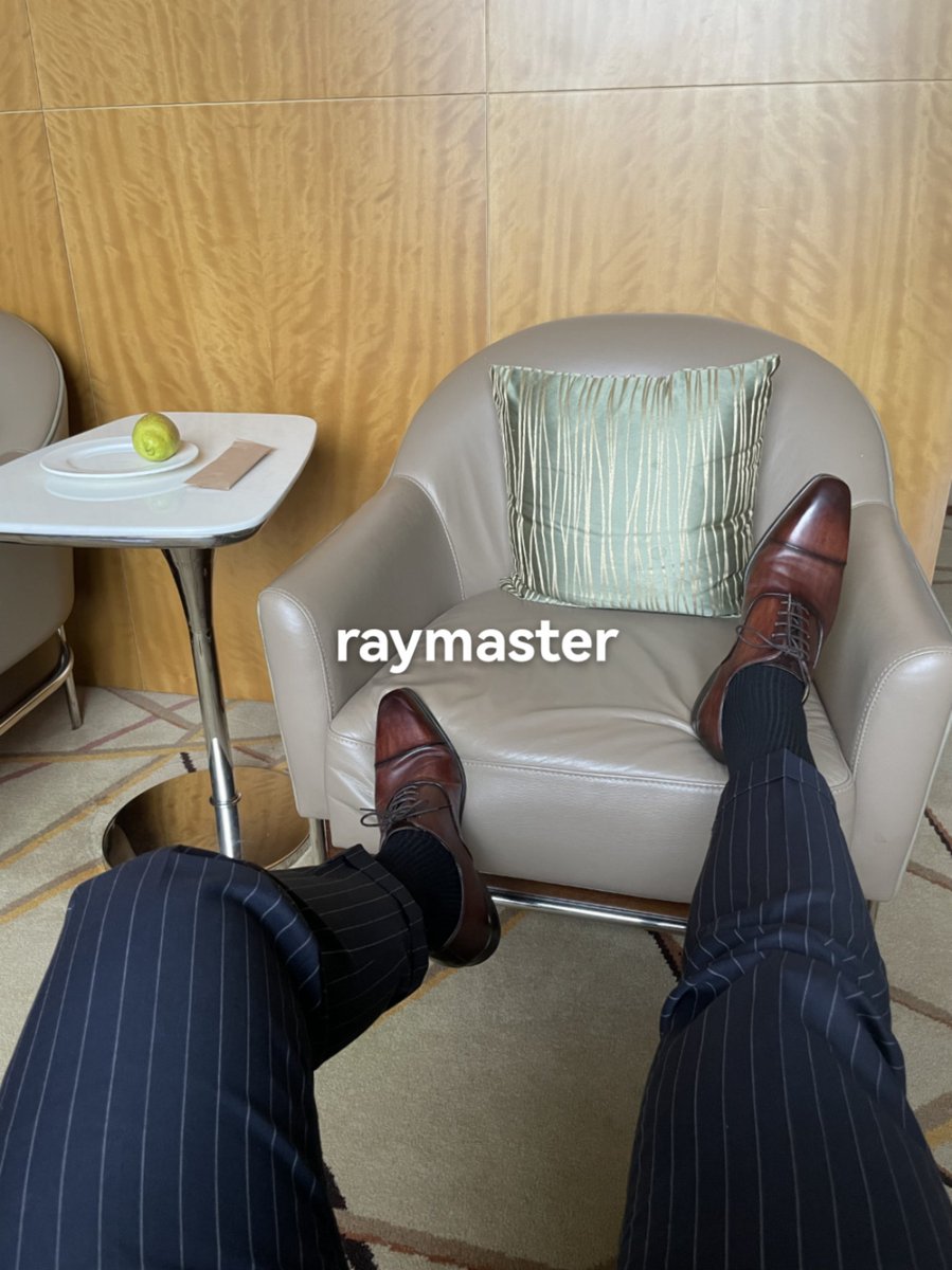 多数情况下纯棉黑袜更得体