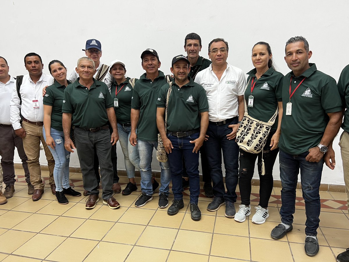 DiegoAOsorio's tweet photo. Desde los sectores productivos del municipio acompañamos a @AlcaldiaCodazzi  @OmarBenjumeaOsp a la socialización de proyectos productivos ante @MinEnergiaCo . Café y cacao dos líneas productivas que dinamizan la
económica del Perijá. https://t.co/42lErZdxyw