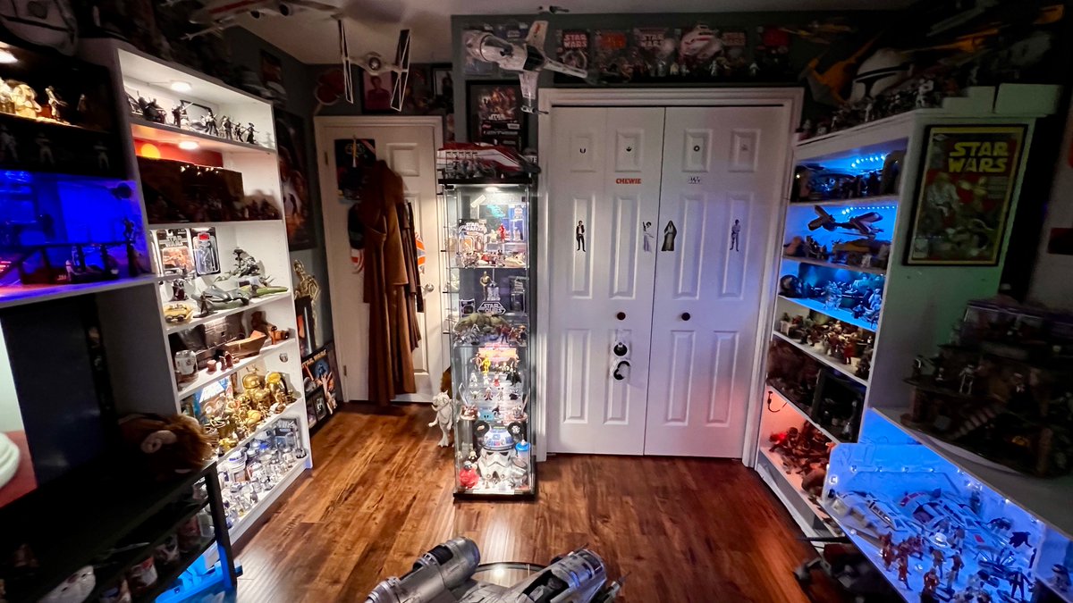 Dark but not dark side.

A nighttime look at the Star Wars room….

#Starwars #Actionfigures #starwarsroom #nerdroom #mancave #collectibles #diorama #collection #toyphotography #toypic