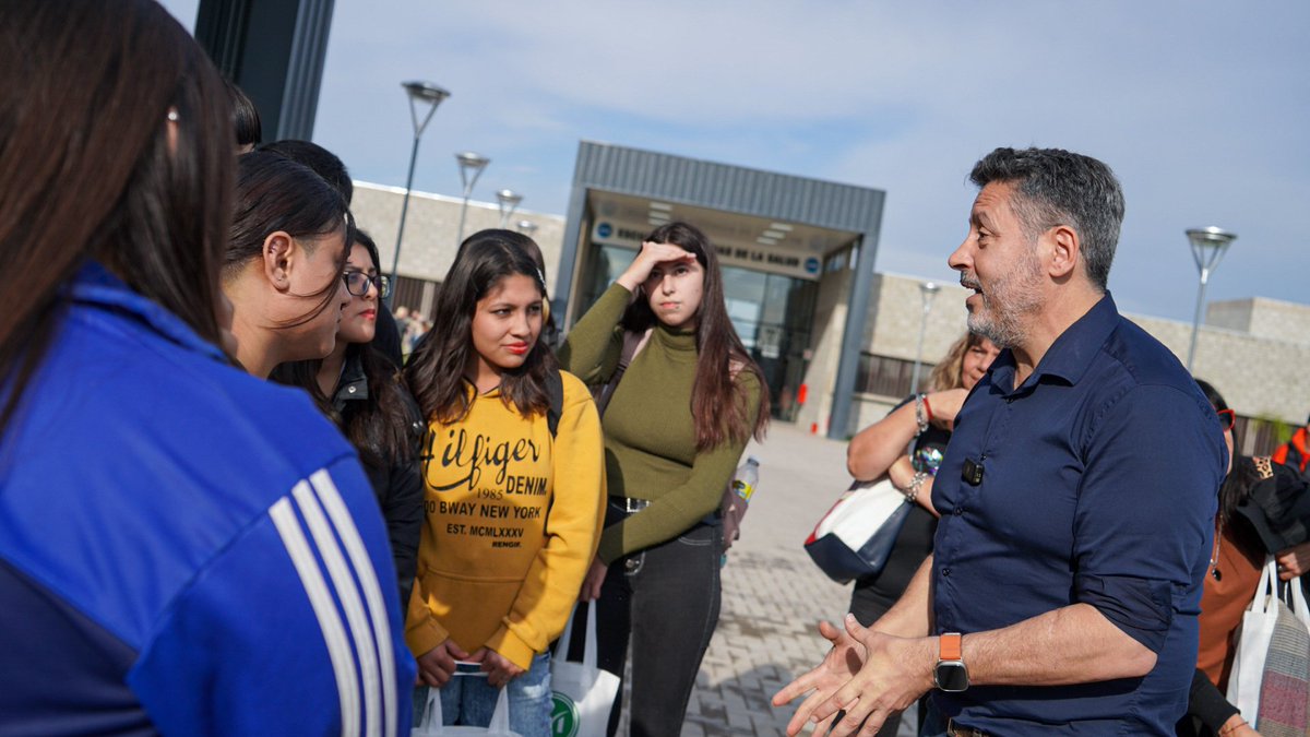 gustavomenendez's tweet photo. En un recorrido junto a #RobertoGallo, rector de la universidad, pudimos mostrarles las instalaciones, infraestructura y la oferta académica del #campus.
Es increíble ver la transformación y avances que estamos teniendo en materia de educación profesional en nuestro municipio.
+ https://t.co/B36Vs93Nk3