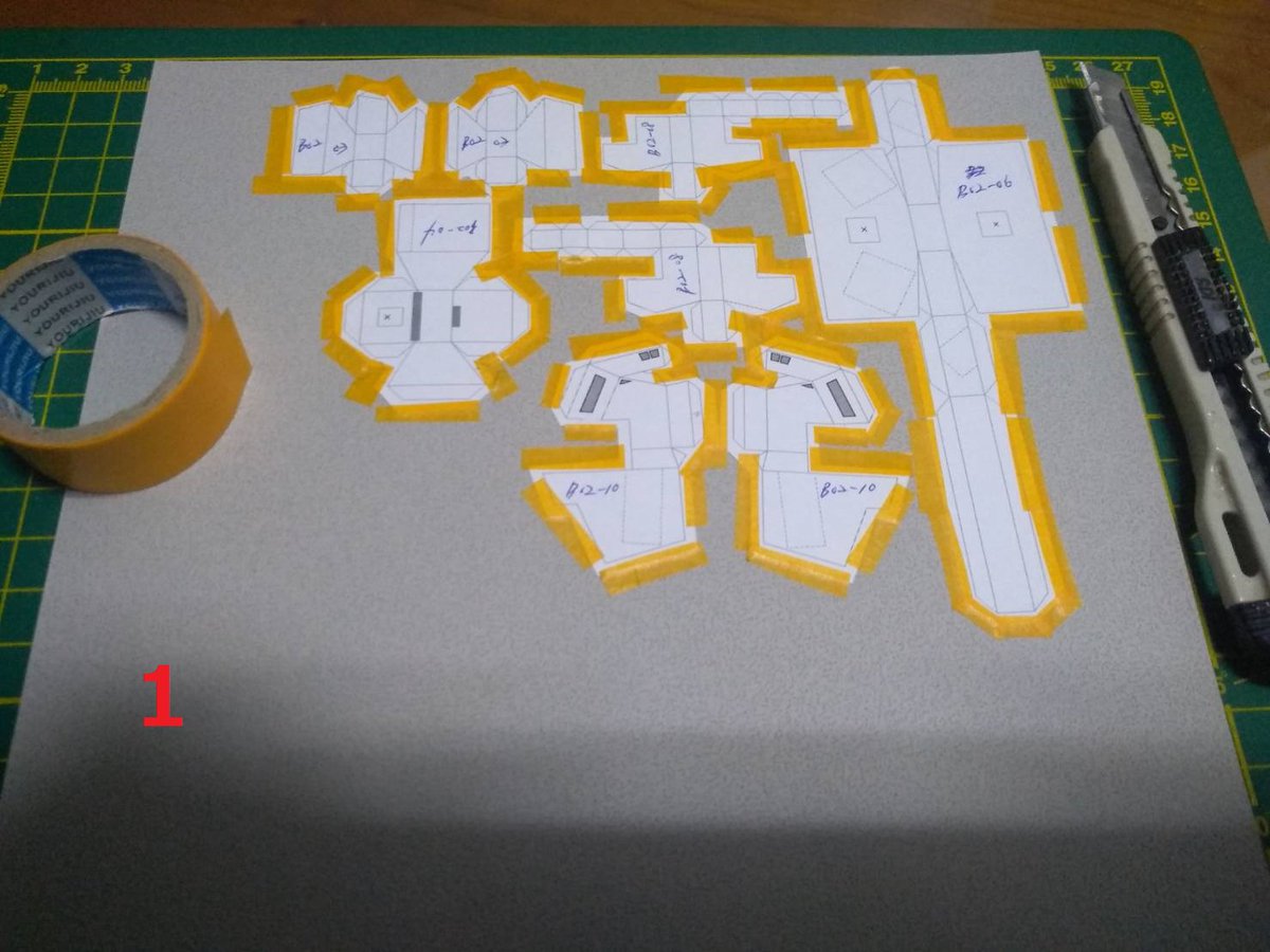 383849's tweet photo. この機に切り線と折り線ナシの作り方を紹介します。
①展開図を白黒で印刷し、なるべく薄紙を使用、使いたいパーツを切り出し、粘着紙テープでパーツを色紙に貼る。
②折り目に沿ってインクが出なくなったボールペンで薄紙の上から力を強めに線を付けておく。 https://t.co/RHrXah39A5
