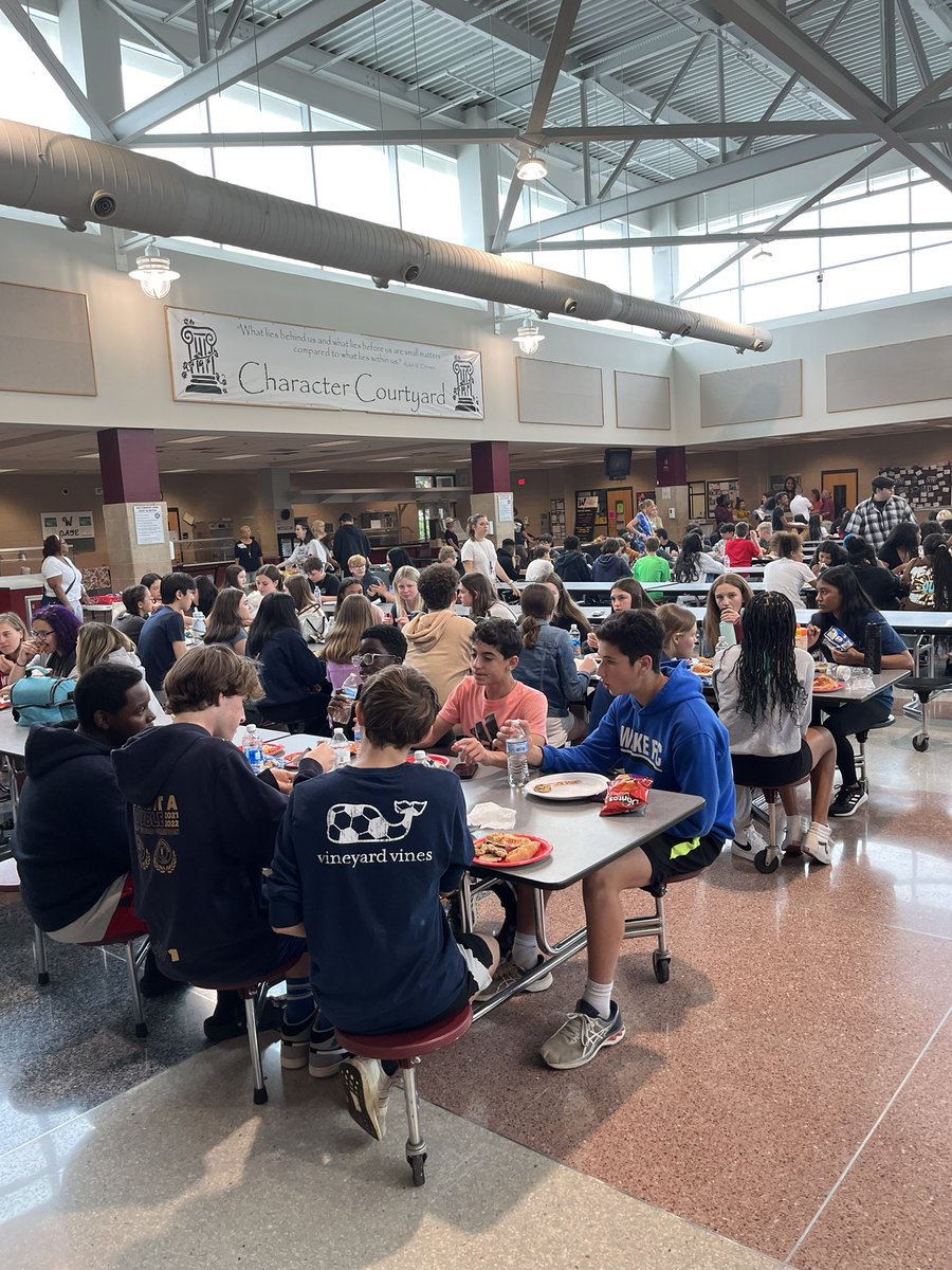 MrsBrothersAP's tweet photo. Exciting times……..Our 8th graders went up the hill today to visit their future high school and attend the PTSA sponsored Pizza party.  @WakefieldStrong @WakefieldMSPTSA @WakefieldHS @NorthernAreaWC @WakefieldMiddle https://t.co/0UtDgTcGYh