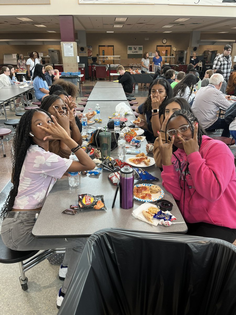 MrsBrothersAP's tweet photo. Exciting times……..Our 8th graders went up the hill today to visit their future high school and attend the PTSA sponsored Pizza party.  @WakefieldStrong @WakefieldMSPTSA @WakefieldHS @NorthernAreaWC @WakefieldMiddle https://t.co/0UtDgTcGYh