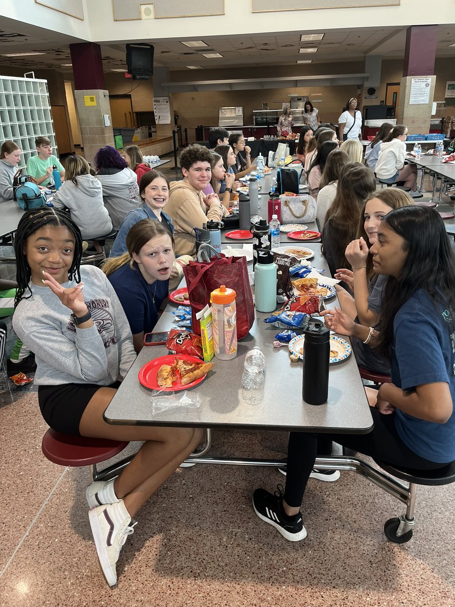 MrsBrothersAP's tweet photo. Exciting times……..Our 8th graders went up the hill today to visit their future high school and attend the PTSA sponsored Pizza party.  @WakefieldStrong @WakefieldMSPTSA @WakefieldHS @NorthernAreaWC @WakefieldMiddle https://t.co/0UtDgTcGYh
