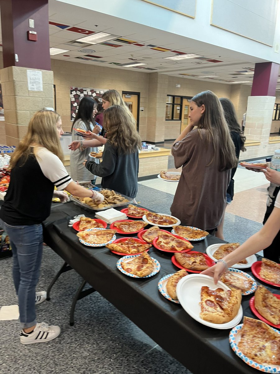 MrsBrothersAP's tweet photo. Exciting times……..Our 8th graders went up the hill today to visit their future high school and attend the PTSA sponsored Pizza party.  @WakefieldStrong @WakefieldMSPTSA @WakefieldHS @NorthernAreaWC @WakefieldMiddle https://t.co/0UtDgTcGYh