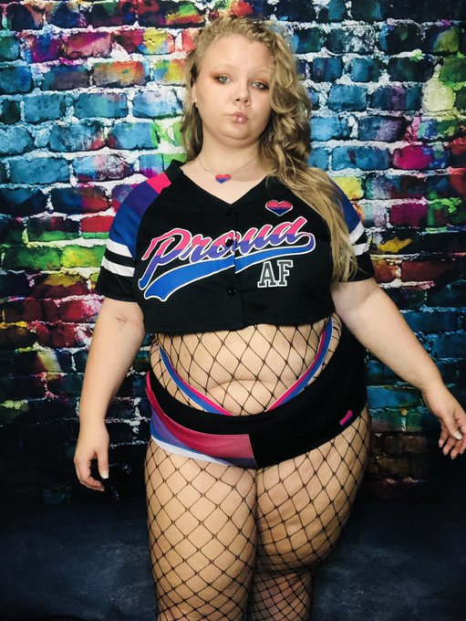 Happy pride month now come sit on my face 😝 https://t.co/hNdMfdTKYN