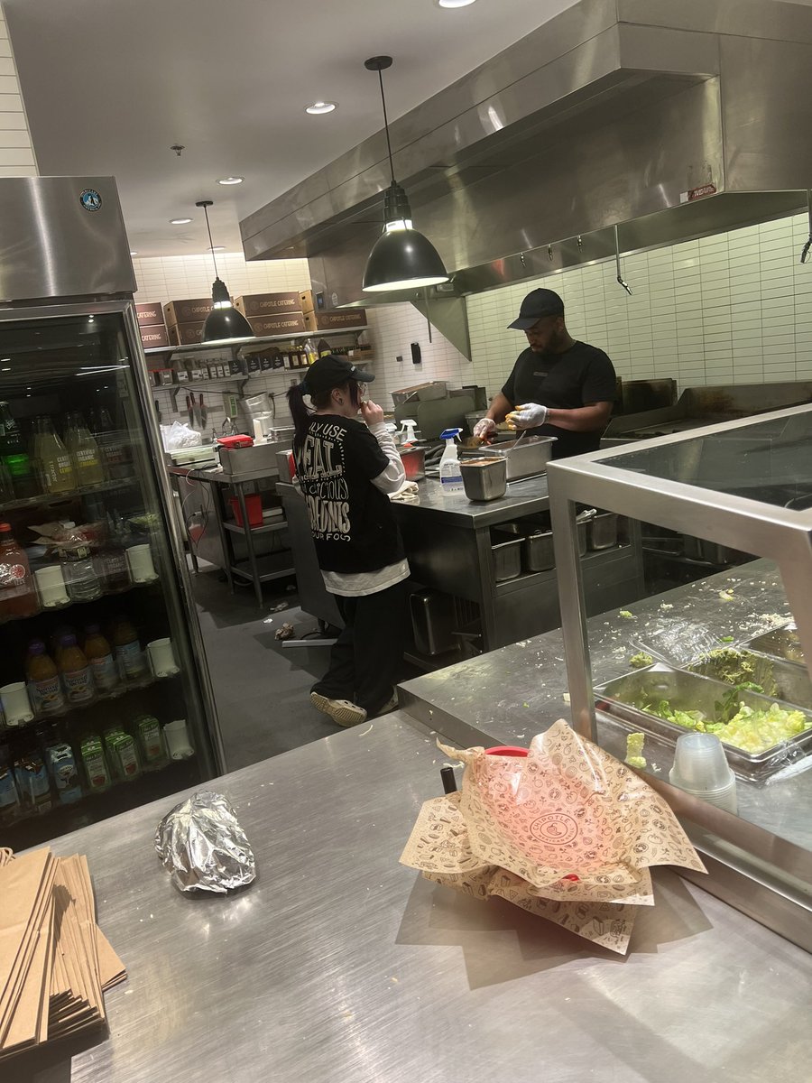 A @ChipotleTweets worker on duty. Nasty eating food with bare hands right from the person cutting it. Then serving customers with food in her mouth #ChipotleFreePointer #grosschipotle #unsanitarychipotle