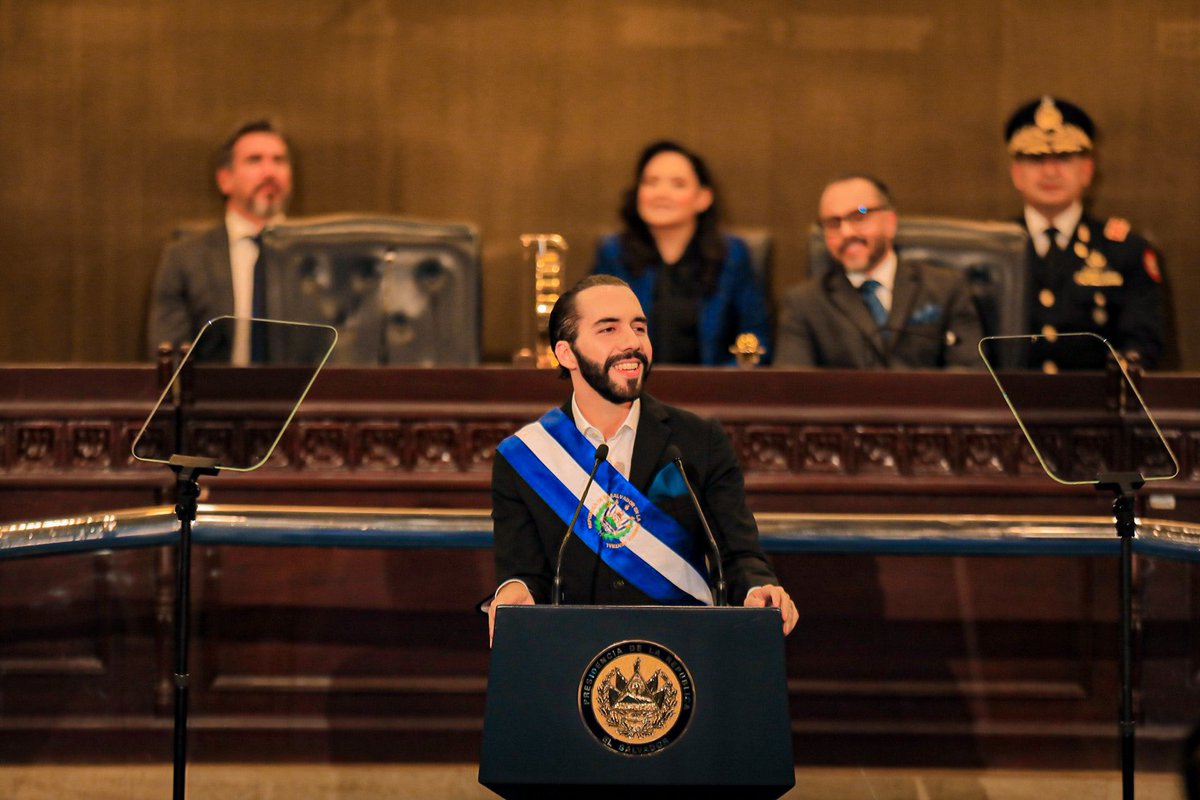 Emmanuel Rincón (@emmarincon) on Twitter photo El presidente de El Salvador <a href="/nayibbukele/">Nayib Bukele</a> acaba de firmar la reforma electoral que reduce el número de diputados de 84 a 60 para reducir la burocracia, el gasto público y el tamaño del Estado, ante la reorganización territorial del país.
Esta medida a su vez elimina la elección El presidente de El Salvador <a href="/nayibbukele/">Nayib Bukele</a> acaba de firmar la reforma electoral que reduce el número de diputados de 84 a 60 para reducir la burocracia, el gasto público y el tamaño del Estado, ante la reorganización territorial del país.
Esta medida a su vez elimina la elección