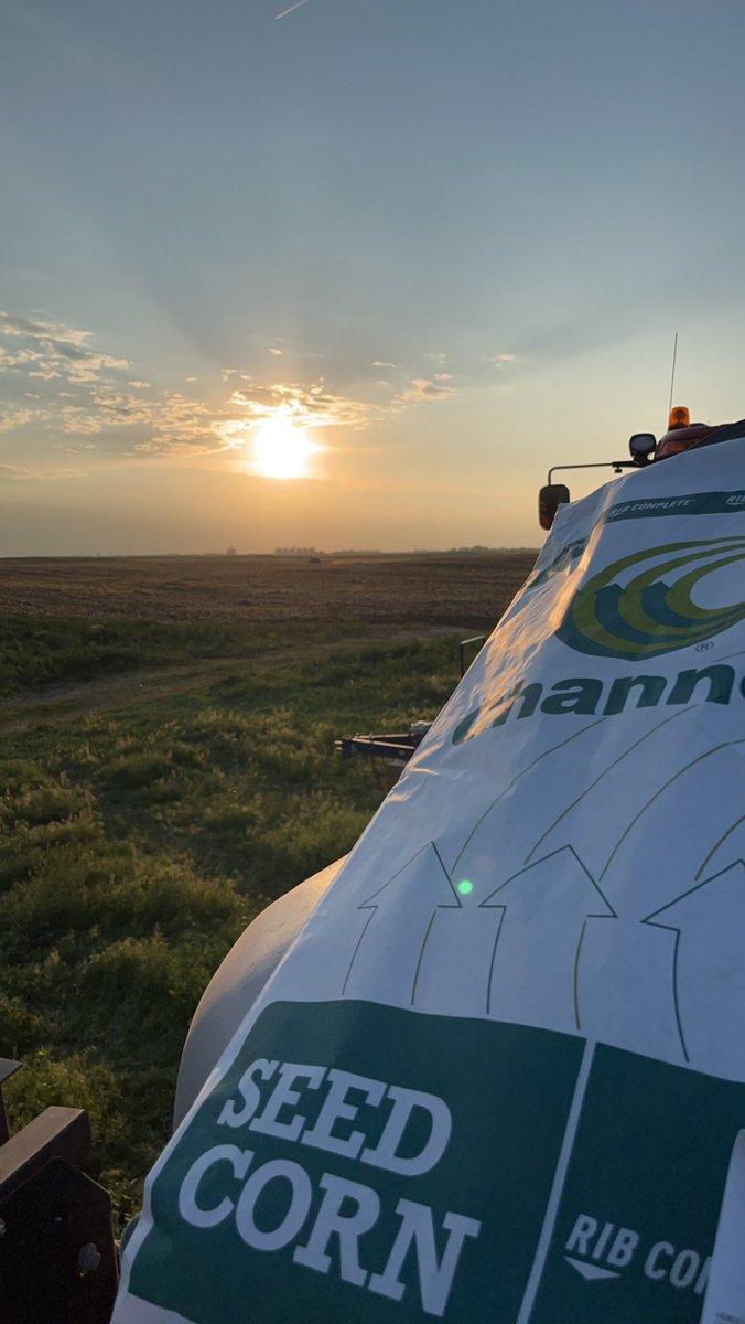 colocornfarmer's tweet image. Planting some @ChannelSeed 201-07SSPro behind Trit tonight with a great sunset shaping up @Channel_CO_WY #placedtoperform #bettergetthisintheground