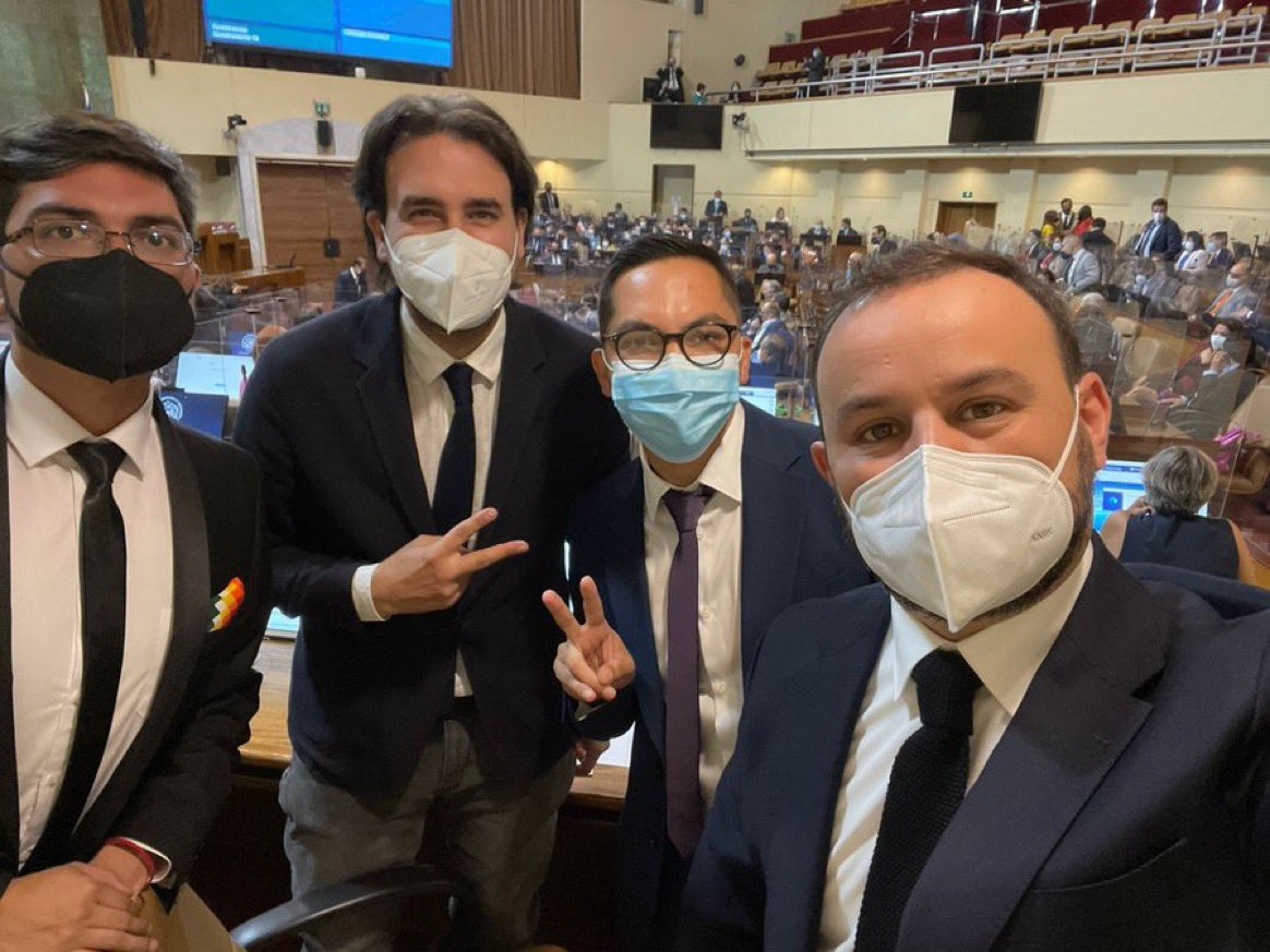 PamJiles's tweet photo. Mi reconocimiento a la bancada @Liberales_Chile q resistieron las presiones y votaron a favor del #SextoRetiro.
Los diputados Alejandro Bernales @abernales, @luis_malla y Sebastián Videla @ciudadanovidela son leales representantes de sus electores.
Los 3 viven en regiones extremas y suspendieron sus vuelos para quedarse a votar esta noche.
En sus distritos estarán orgullosos de ellos.