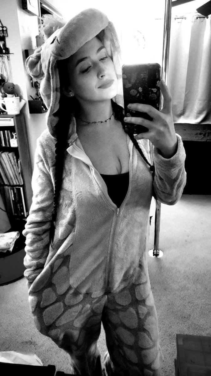TheBakingPurr's tweet photo. Stressful days mean curling up in a giraffe onesie with a cozy game 🦒🎮 

Check out my livestream at https://t.co/YdT4bM2tp0

#ComfyClothes #Giraffe #StardewValley #SVE #Stardew #Snuggie #GamerGirl #Twitch #TwitchStreamer #OnlyFans #Milf #PCGamer https://t.co/761aVdnzK8