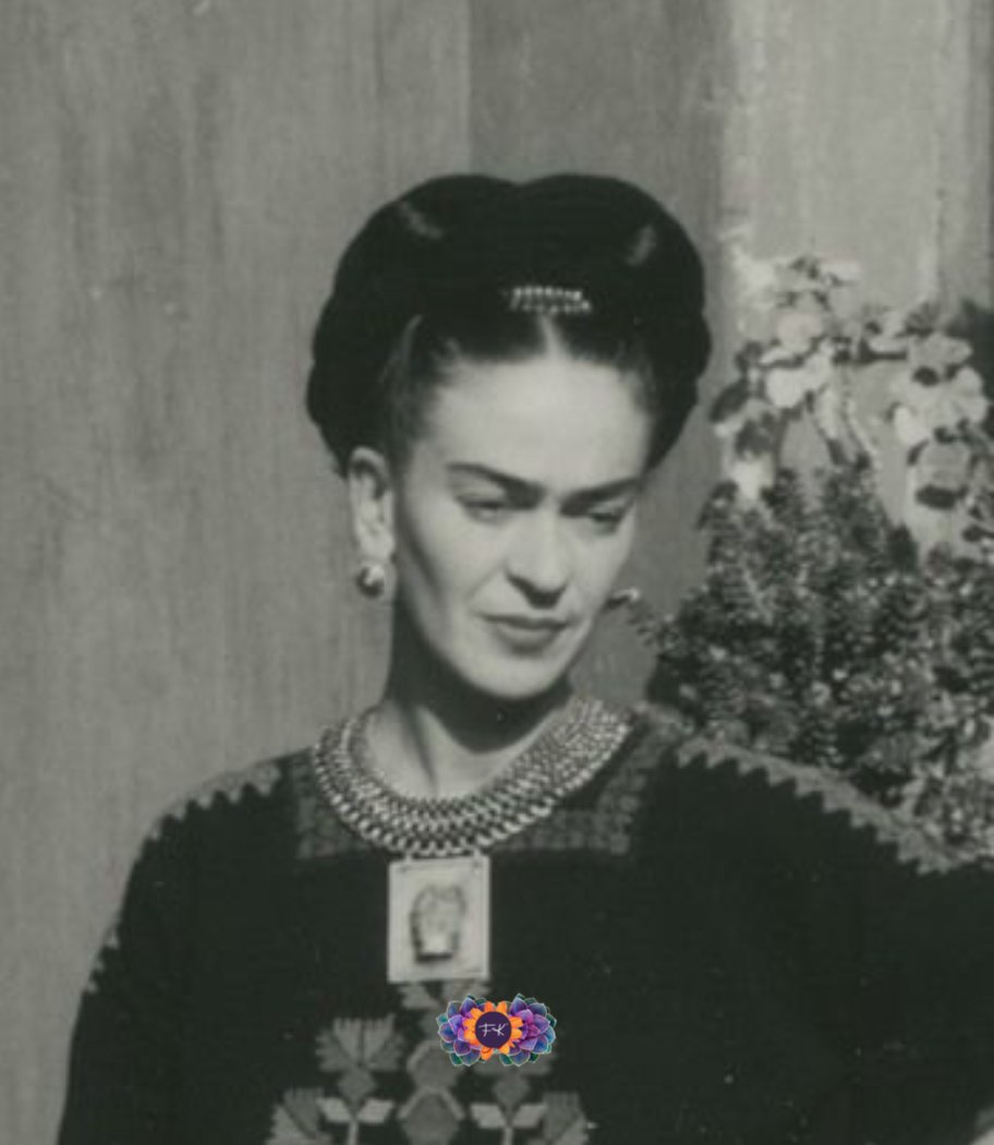 “Estas presente, intangible y eres todo el universo que formo en el espacio de mi cuarto. Tu ausencia brota temblando en el ruido del reloj; en el pulso de la luz; respiras por el espejo.” [sic] #DiarioDeFrida #FridaKahlo

(Archivo Isolda P. Kahlo, México)