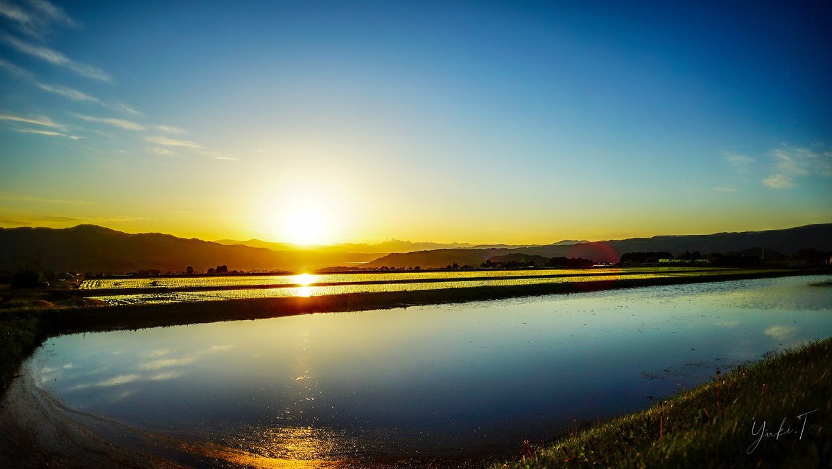 水鏡に映る夕日の光 
風がそっと触れる静寂の中
大自然の奏でる詩🍃

#信州 #風景写真 #photography #camera #一眼レフ #キリトリセカイ #カメラマンさんと繋がりたい #写真 #写真好きな人と繋がりたい #PASHADELIC