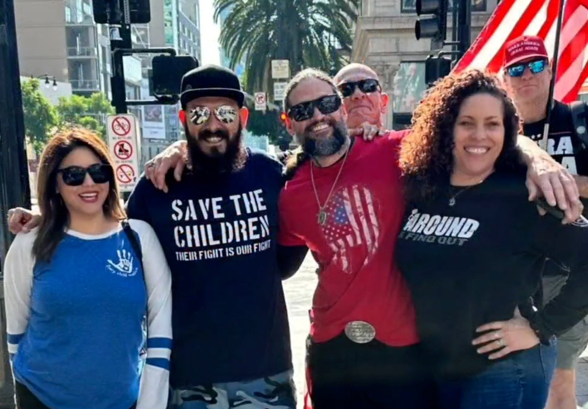 Below, lovable scamp Bryce Henson aka 'Ben Richards' of El Cajon with American Guard's Bob Garland at an anti-transgender protest in Santee. Also @LexitMovement1's Sylvia Aruajo & friend Chris Reyes with Garland and the Forzanos march in Hollywood. 👋
twitter.com/noesecarino/st…