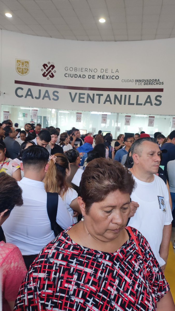 Karioso97's tweet photo. Hoy fui sacar un acta y estuve formada por casi 4 horas es mucha incompetencia de parte del @GobCDMX  que por un cambio de sistema tengamos que pasar por una situacion así,  porque no sirven los modulos en las plazas para adquirir un documento, si van a modificar háganlo bien https://t.co/BSD0SLgFCk