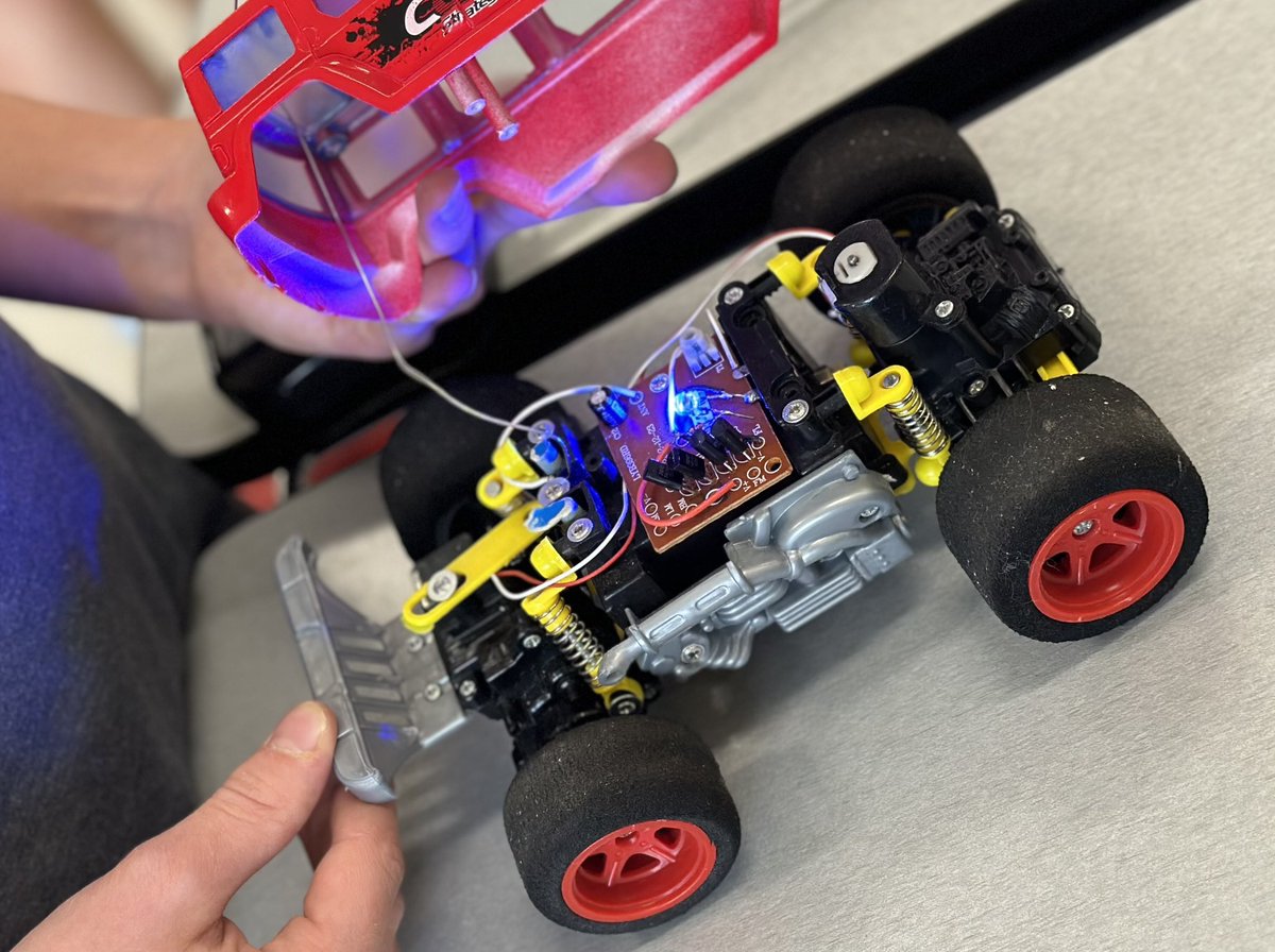 RossvilleAcad's tweet photo. These students are loving summer & STEM camp! #RiseoftheWolves #ThisIsRTown #PackPride #RCASummerCamp #RCALearns https://t.co/B0IVmYQcYk