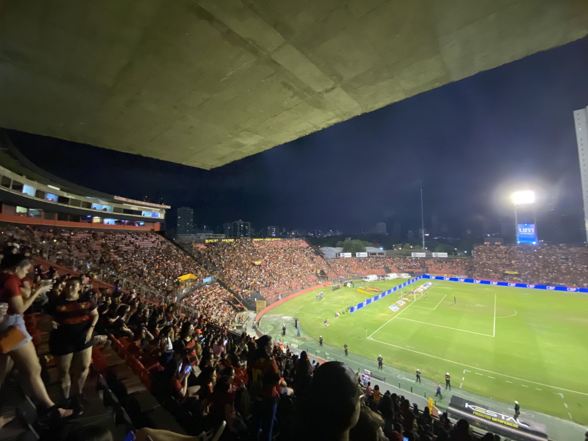 LaisLeon's tweet photo. Em 1999 pisei na Ilha pela primeira vez, essa mini torcedora feliz da foto. Era impossível [e olhe que tentaram] apagar a paixão - que ia além do clube. Era amor puro pelo futebol, a ponto de dormir ouvindo resenhas no rádio. No futuro, me tornaria Jornalista, cobrindo futebol…+ https://t.co/HGJkvpKiNX