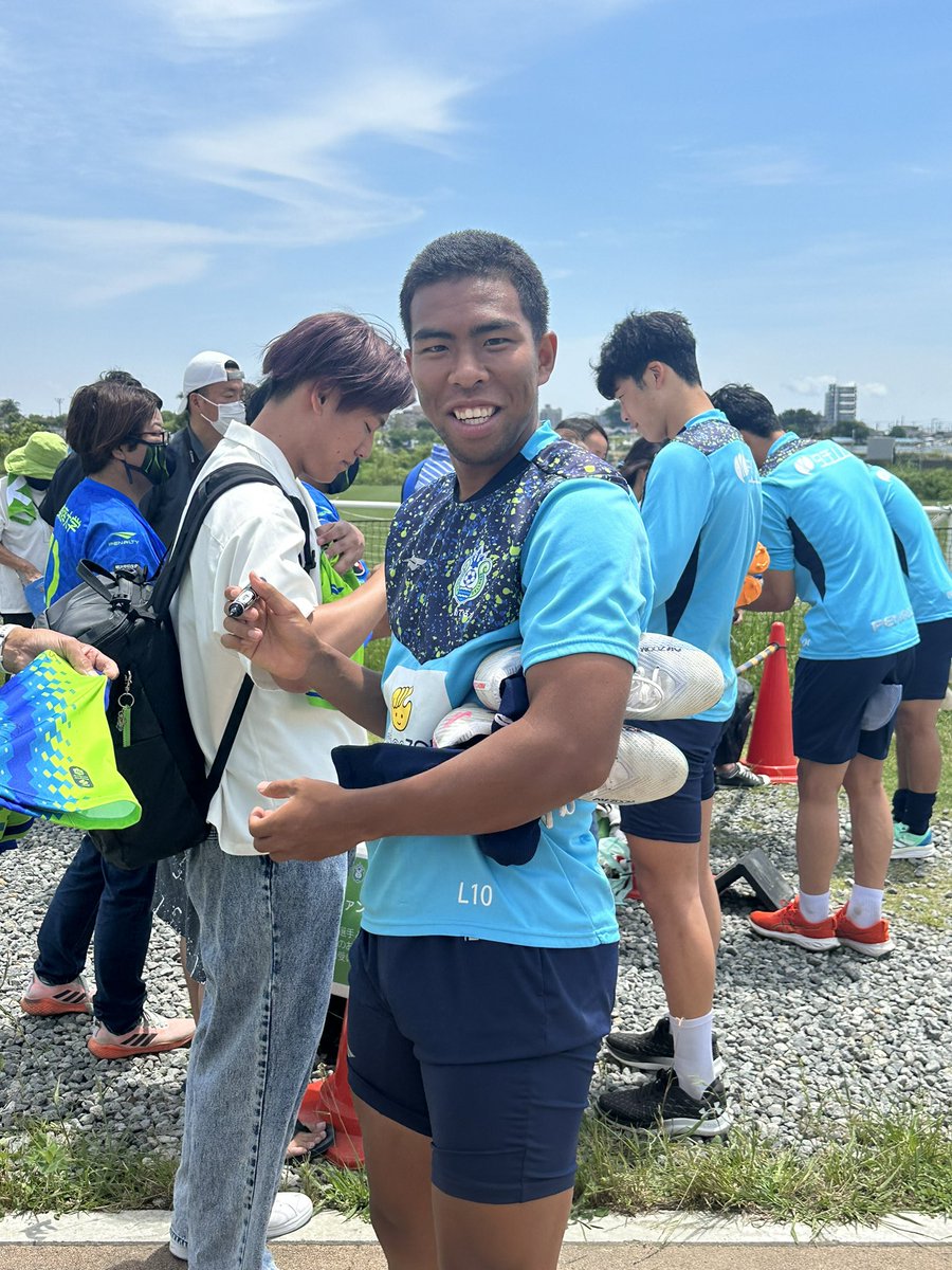 今日の公開練習からサインをしたり一緒に写真を撮ることが可能になり