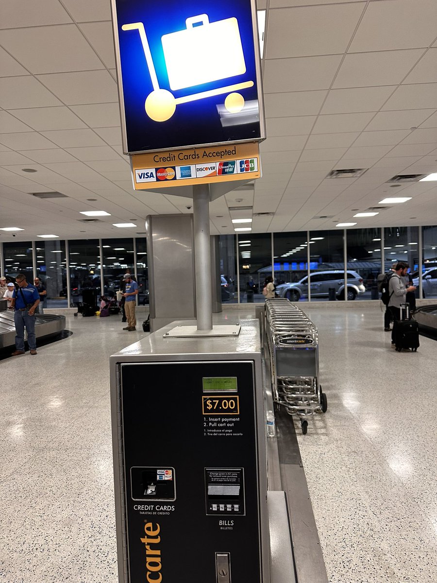 clapasa's tweet photo. It is ridiculous expensive to be charge $7.00 for a luggage cart @iah 😤😠😡 https://t.co/XDWcD7wr6n