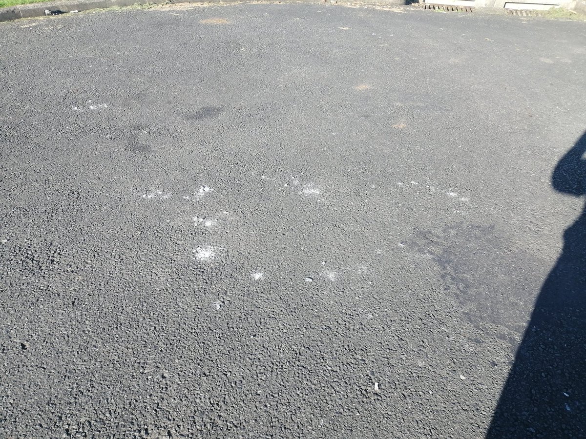 QuentinI20548's tweet photo. Broken glass. End of Estuary Rd Weymouth. @AklTransport https://t.co/RCfZIft1zT