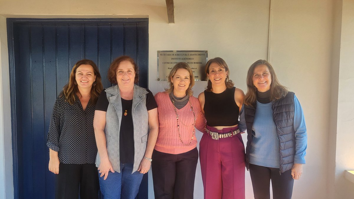 What a day! Meeting old friends and presenting our research at Centro de Citricultura IAC (#CROPIAC). Super excited to discuss possible applications of basic #TOR research in Arabidopsis into crops such as citrus and sugarcane in the field!😍 Stay tuned!!!